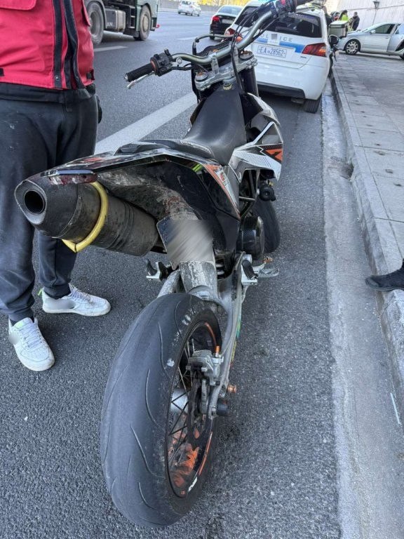 Εκτός από πινακίδα κυκλοφορίας δεν είχε και δίπλωμα ο 28χρονος που παρέσυρε αστυνομικό στην Αττική Οδό