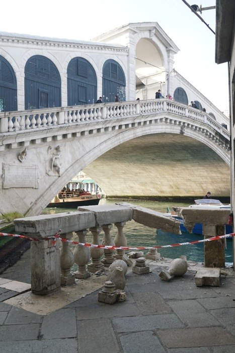 Γυναίκα έκλεψε ταχύπλοο στη Βενετία και γκρέμισε μαρμάρινη κουπαστή 850 ετών σε γέφυρα