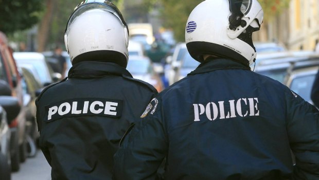 Δύο ανήλικοι και ένας 18χρονος ξυλοκόπησαν και λήστεψαν διανομέα στην Αργυρούπολη