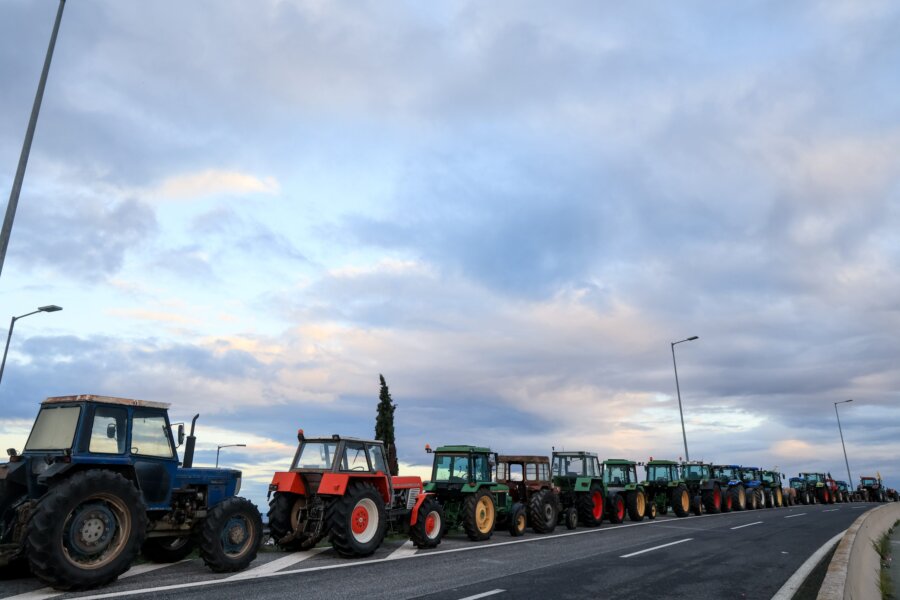ΚΛΕΙΣΙΜΟ ΚΑΙ ΤΩΝ ΠΑΡΑΔΡΟΜΩΝ ΣΤΟ ΜΠΛΟΚΟ ΤΩΝ ΑΓΡΟΤΩΝ ΣΤΗ ΝΙΚΑΙΑ ΛΑΡΙΣΑΣ (EUROKINISSI)