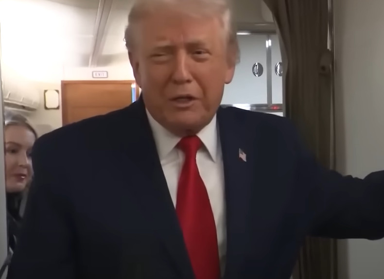 Απίθανη σκηνή στο Air Force One: Ο Τραμπ έδινε συνέντευξη στους δημοσιογράφους  και κάποιος προσπαθούσε να βγει από την τουαλέτα