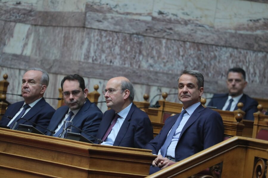 Μπλόκα: Ημέρα αποφάσεων για τους αγρότες με ανοιχτή την πόρτα το Μαξίμου και… μπάλες σανό