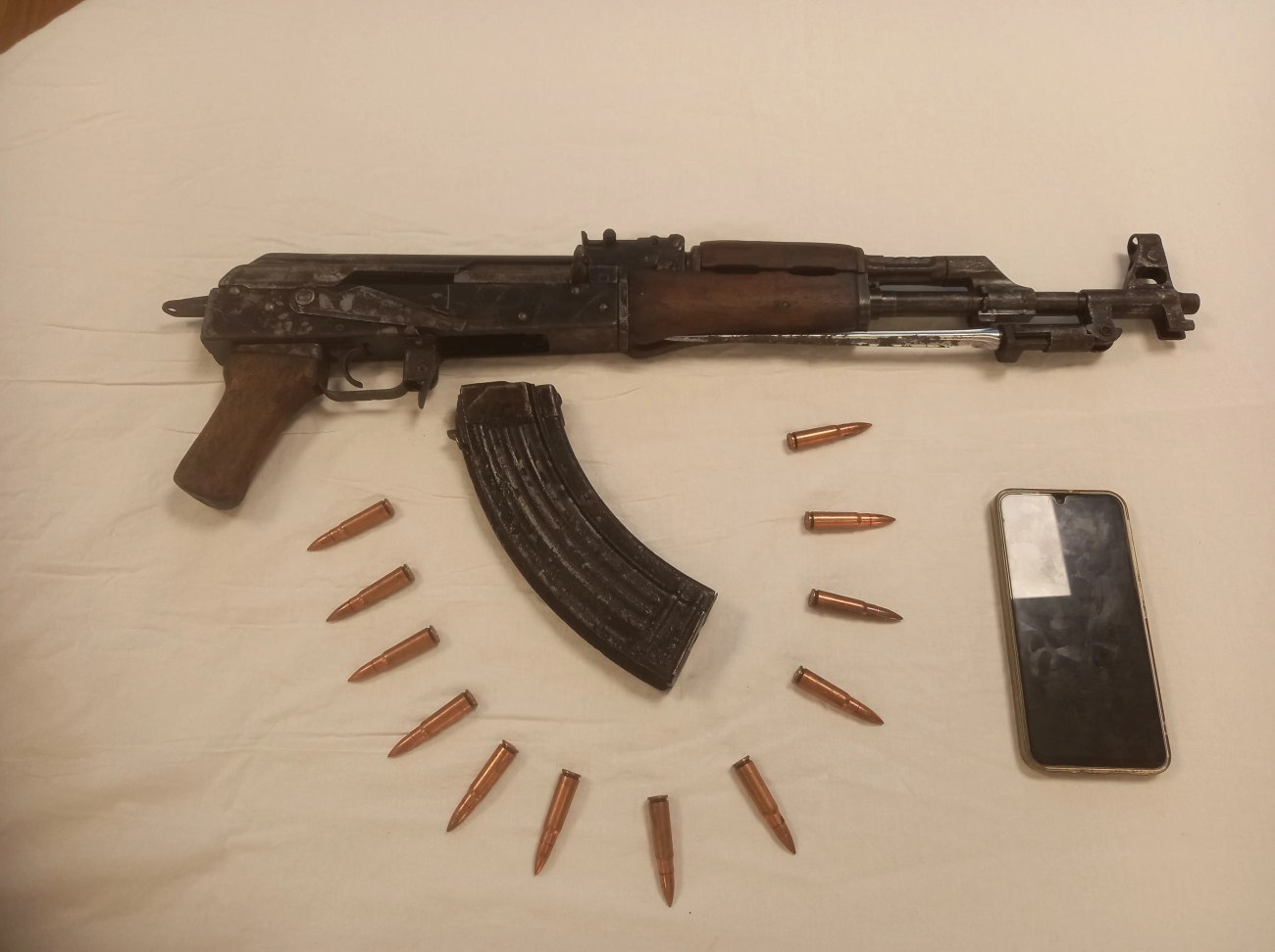 Συναγερμός σε σταθμό ΚΤΕΛ της Αθήνας: 20χρονος εντοπίστηκε με καλάσνικοφ