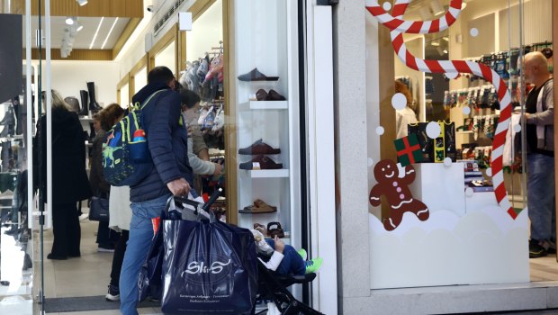 Ανοιχτά τα καταστήματα αύριο - Ποιες Κυριακές περιλαμβάνει το εορταστικό ωράριο