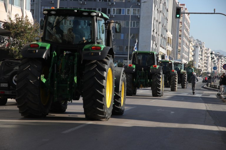 «Οι αγρότες έχουν αίσθημα αγανάκτησης»: Σφοδρή επίθεση της αντιπολίτευσης στο Μαξίμου εν μέσω μπλόκων