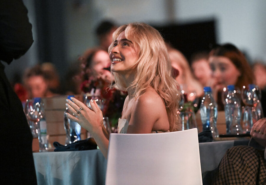 Η Sabrina Carpenter έδωσε ένα χειμωνιάτικο twist στο πιο hot μανικιούρ της χρονιάς