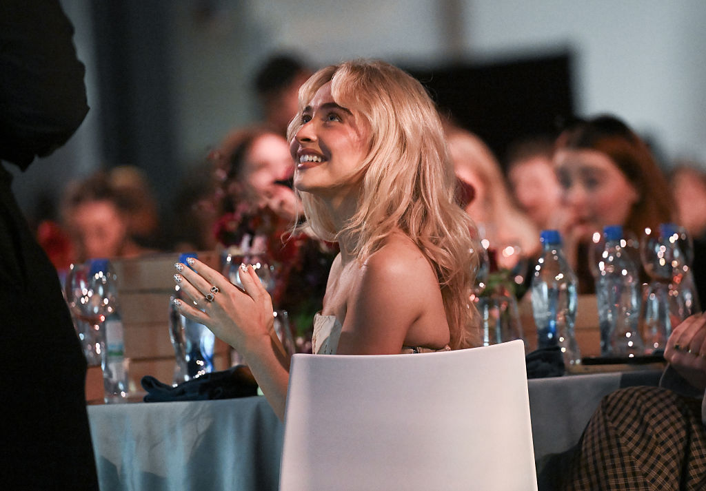 Η Sabrina Carpenter έδωσε ένα χειμωνιάτικο twist στο πιο hot μανικιούρ της χρονιάς