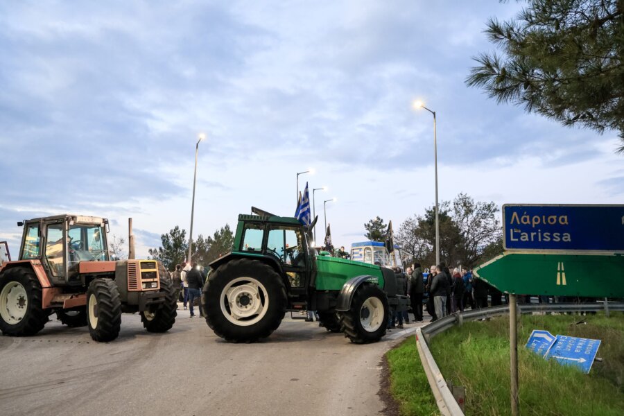 ΚΛΕΙΣΙΜΟ ΚΑΙ ΤΩΝ ΠΑΡΑΔΡΟΜΩΝ ΣΤΟ ΜΠΛΟΚΟ ΤΩΝ ΑΓΡΟΤΩΝ ΣΤΗ ΝΙΚΑΙΑ ΛΑΡΙΣΑΣ  (EUROKINISSI)