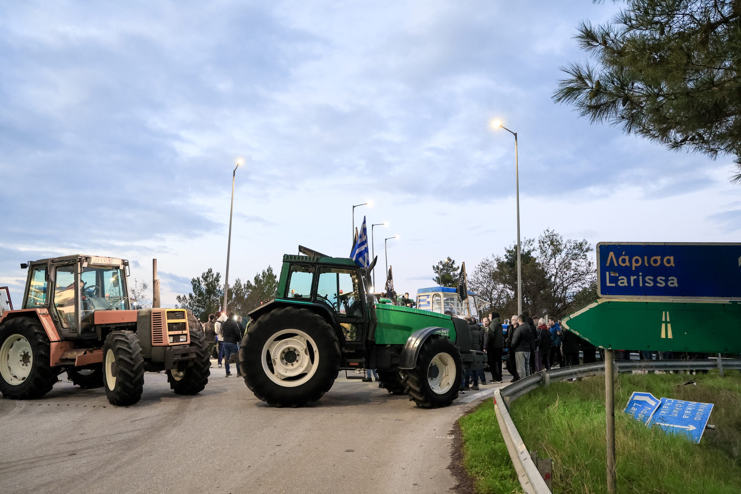 ΚΛΕΙΣΙΜΟ ΚΑΙ ΤΩΝ ΠΑΡΑΔΡΟΜΩΝ ΣΤΟ ΜΠΛΟΚΟ ΤΩΝ ΑΓΡΟΤΩΝ ΣΤΗ ΝΙΚΑΙΑ ΛΑΡΙΣΑΣ (EUROKINISSI)