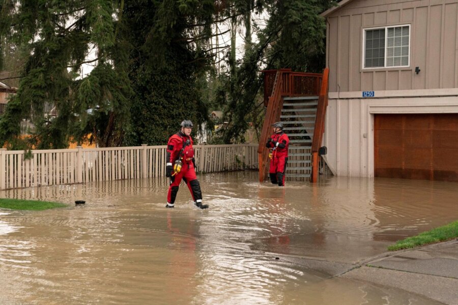 ΗΠΑ: Σφοδρές πλημμύρες πλήττουν την πολιτεία της Ουάσινγκτον - Διασώσεις με βάρκες και ελικόπτερα