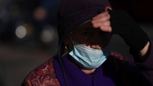 Γρίπη: Επιστρέφουν οι μάσκες στη Βρετανία μετά από ρεκόρ νοσηλειών - Καμπανάκι επιστημόνων