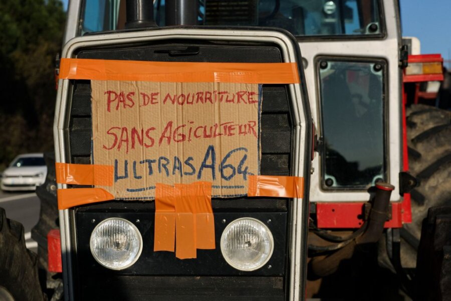 Τρακτέρ με πανό διαμαρτυρίας