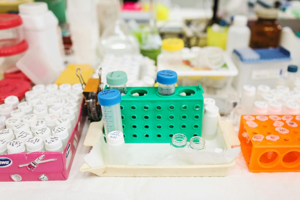 Η ανεξέλεγκτη βιομηχανία της δωρεάς σπέρματος: Τα «μωρά των Βίκινγκ», η μπίζνα των 2 δισ. και η ανάγκη για περιορισμούς