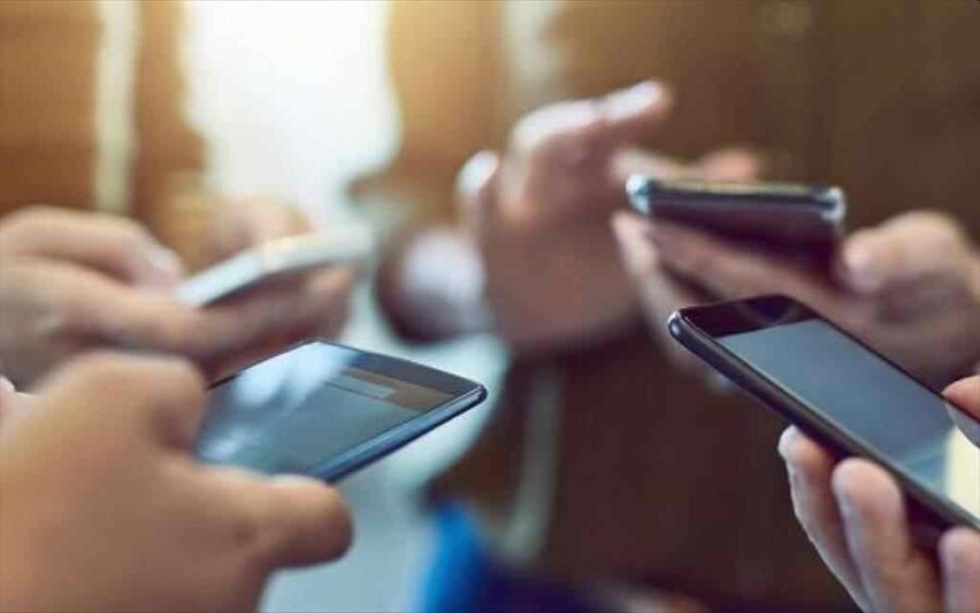 Χέρια με smartphones