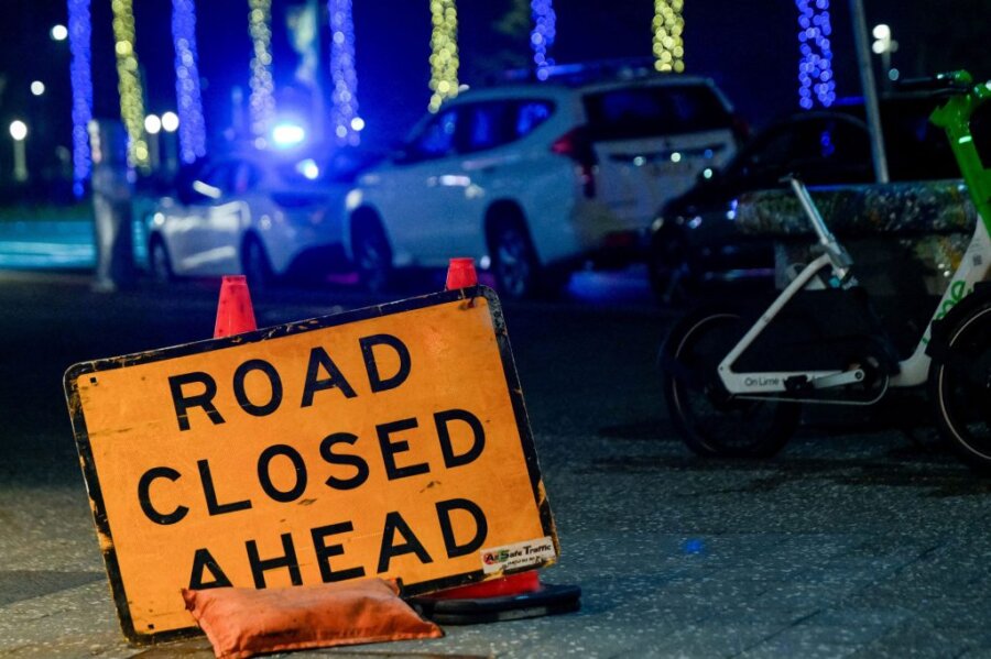 Πινακίδα «Δρόμος Κλειστός» νύχτα