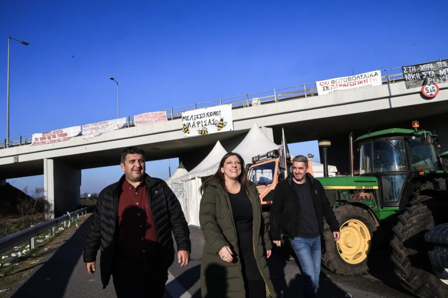 ΕΠΙΣΚΕΨΗ ΤΗΣ ΠΡΟΕΔΡΟΥ ΤΗΣ ΠΛΕΥΣΗΣ ΕΛΕΥΘΕΡΙΑΣ ΖΩΗΣ ΚΩΝΣΤΑΝΤΟΠΟΥΛΟΥ ΣΤΟ ΜΠΛΟΚΟ ΤΩΝ ΑΓΡΟΤΩΝ ΣΤΗ ΝΙΚΑΙΑ ΛΑΡΙΣΑΣ (EUROKINISSI)