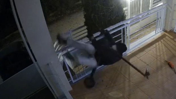 Βάρη: Κλέβει ηλεκτρικό πατίνι από μπαλκόνι διαμερίσματος - Ατζαμής και θρασύτατος ο δράστης