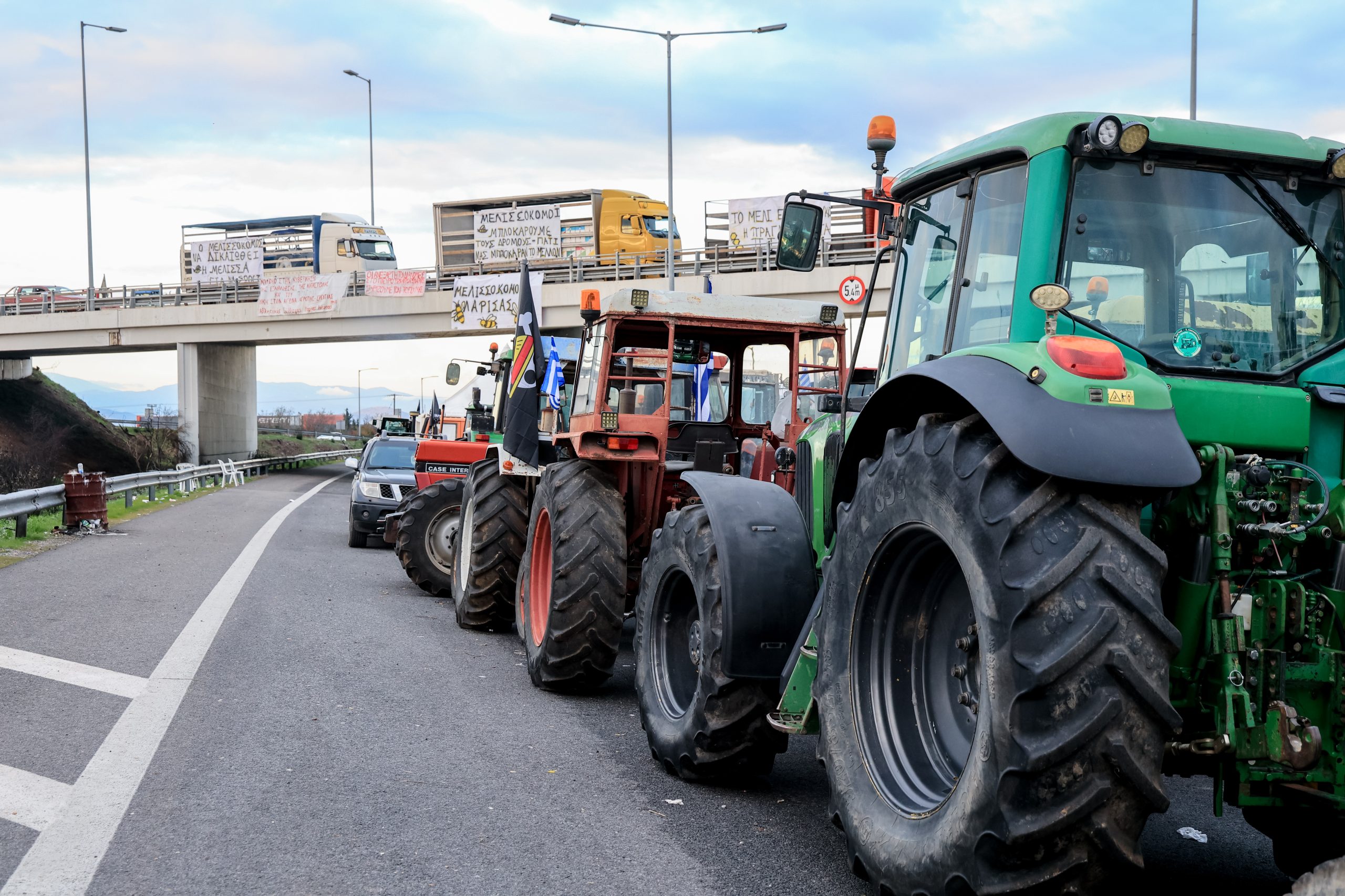 ΚΛΕΙΣΙΜΟ ΚΑΙ ΤΩΝ ΠΑΡΑΔΡΟΜΩΝ ΣΤΟ ΜΠΛΟΚΟ ΤΩΝ ΑΓΡΟΤΩΝ ΣΤΗ ΝΙΚΑΙΑ ΛΑΡΙΣΑΣ  (EUROKINISSI)