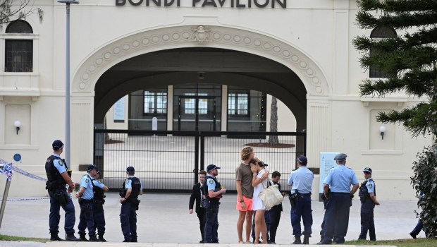 Βίντεο δείχνει μία ακόμα ηρωική σκηνή από το μακελειό στην παραλία Μποντάι – Άντρας κλωτσά το όπλο του δράστη