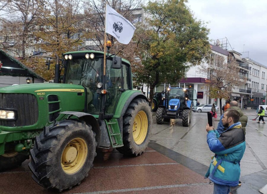 τρακτερ κεντρικη πλατεια λαρισας