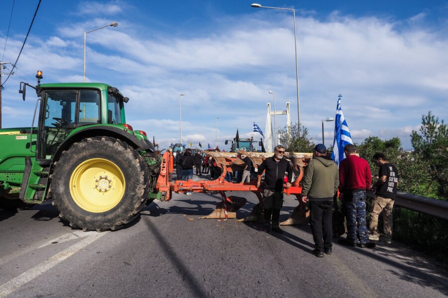 ‘Ωρα μηδεν για το αγροτικό: Πυρετός συσκέψεων στα μπλόκα μετά τις εξαγγελίες Τσιάρα