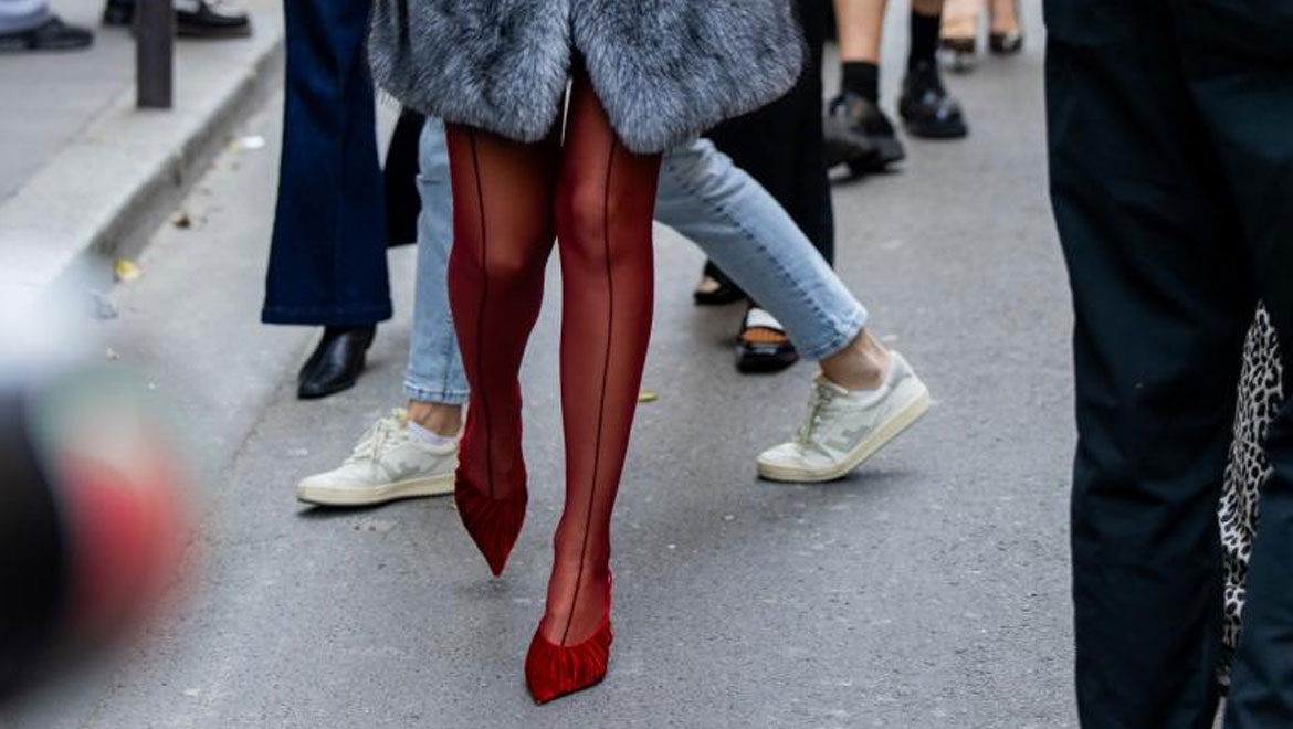 Το απόλυτο fashion trick του χειμώνα: Καλσόν και γόβες στον ίδιο τόνο