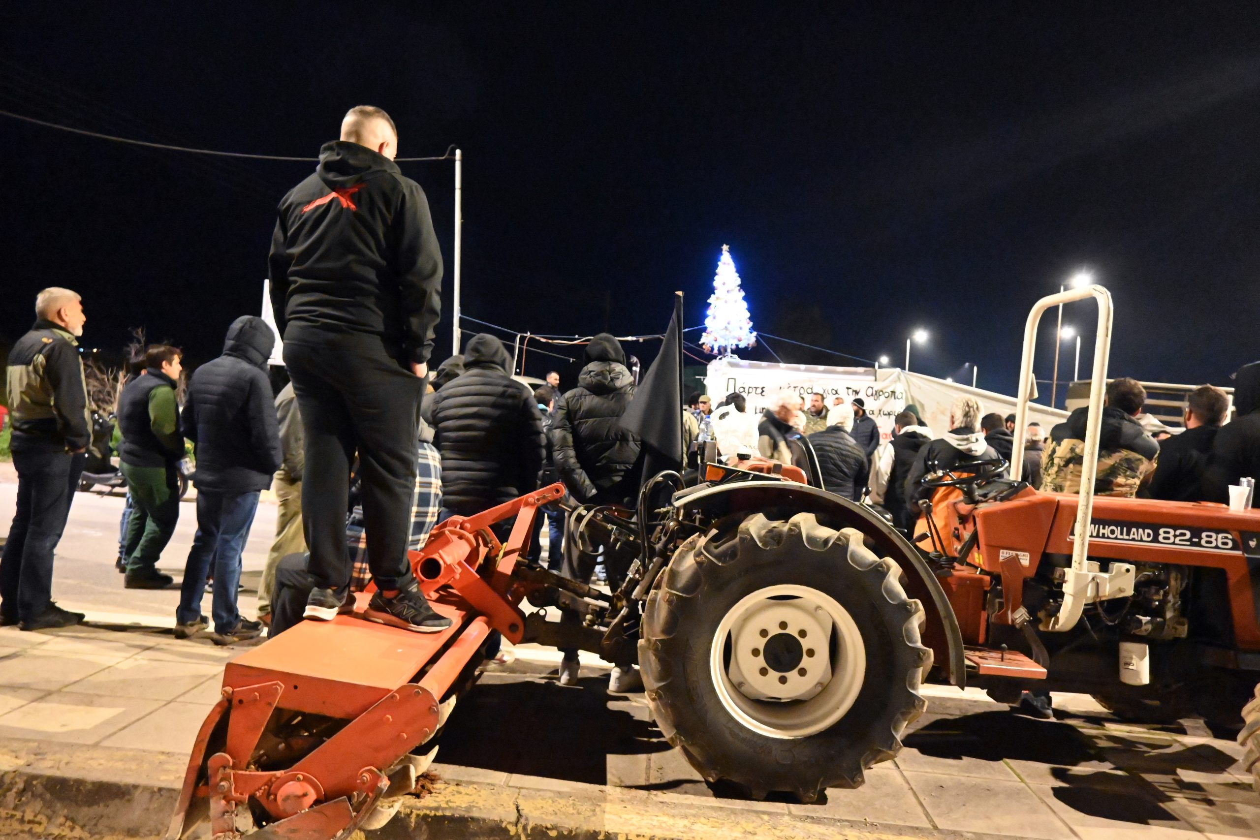Αργολίδα: Κλιμακώνουν τον αγώνα οι αγρότες - Παραμένουν στο μπλόκο Μαλαχιά.  (Βασίλης Παπαδόπουλος / Eurokinissi)
