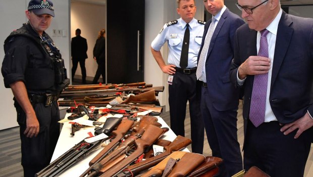 Γιατί ο καθένας στα προάστια του Σίδνεϋ μπορεί να έχει 6 όπλα;