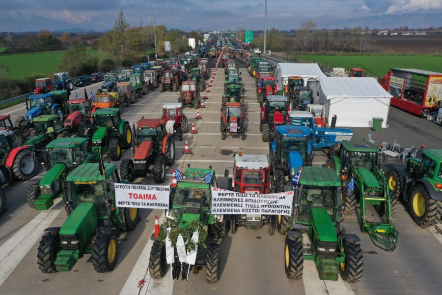 [382818] ΜΠΛΟΚΟ ΑΓΡΟΤΩΝ  ΣΤΑ ΔΙΟΔΙΑ ΛΟΓΓΟΥ ΤΡΙΚΑΛΩΝ