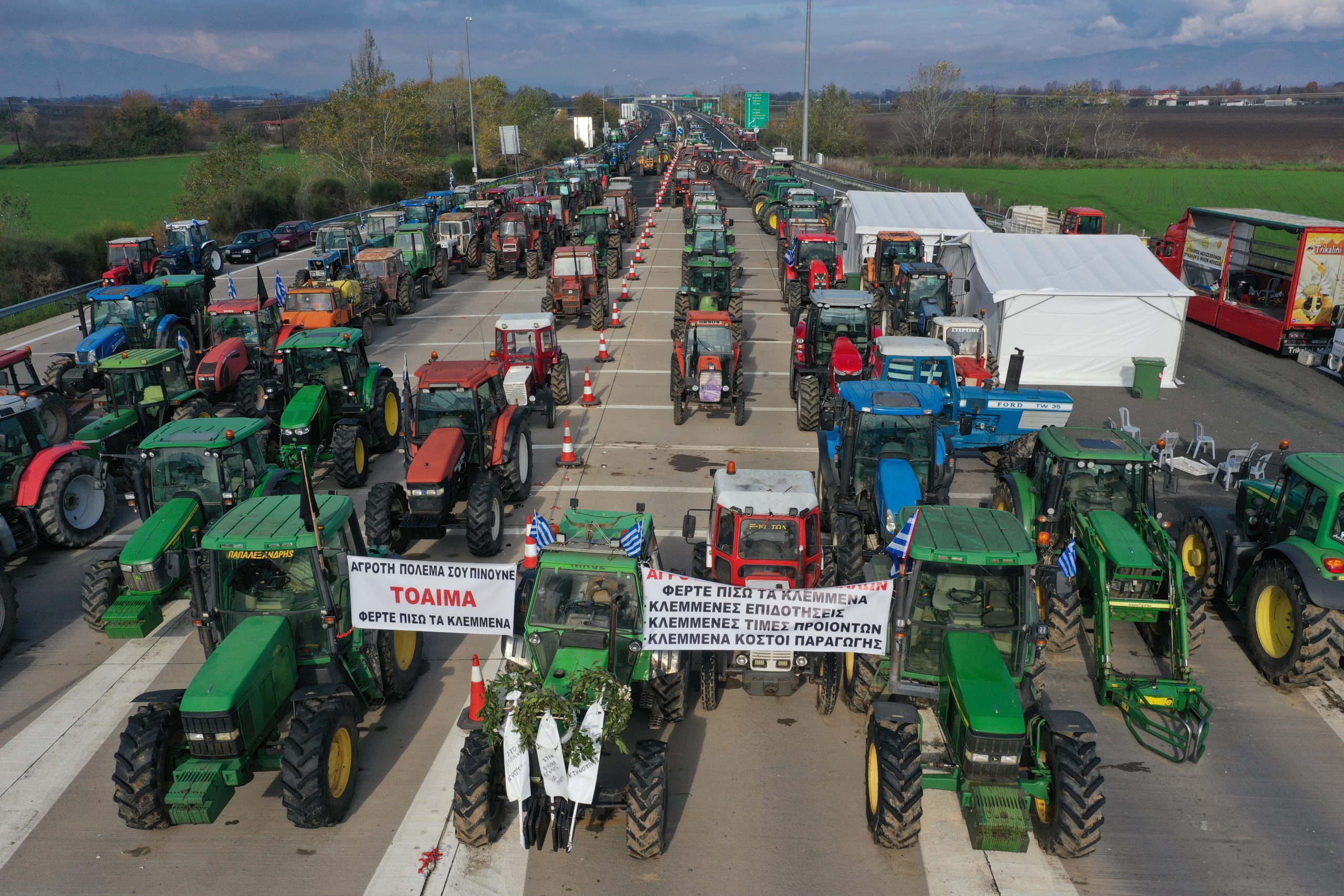 [382818] ΜΠΛΟΚΟ ΑΓΡΟΤΩΝ  ΣΤΑ ΔΙΟΔΙΑ ΛΟΓΓΟΥ ΤΡΙΚΑΛΩΝ
