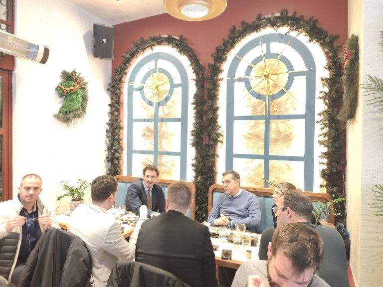 Στην Πάτρα για την «Ιθάκη» ο Τσίπρας – Συνάντηση με νέους σε καφέ του  κέντρο