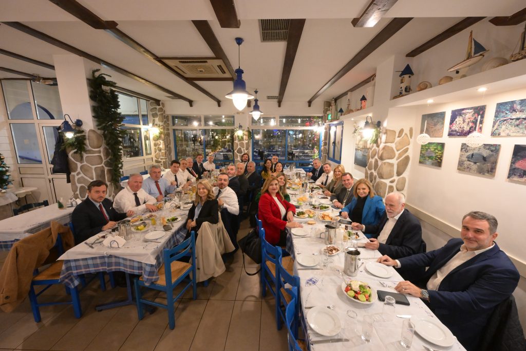 Στην Καισαριανή γευμάτισαν ο πρόεδρος και οι βουλευτές του ΠΑΣΟΚ μετά την ψήφιση του προϋπολογισμού