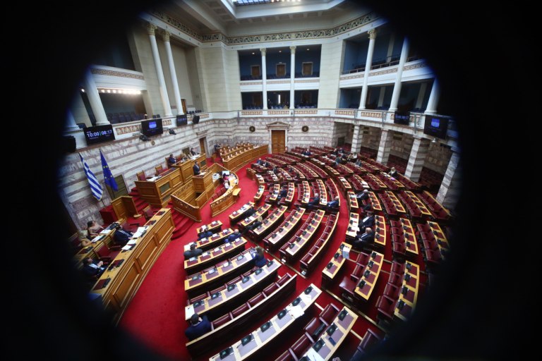 Πέρασε με 159 «ναι» ο προϋπολογισμός – Σφυροκόπημα της αντιπολίτευσης κατά της κυβέρνησης