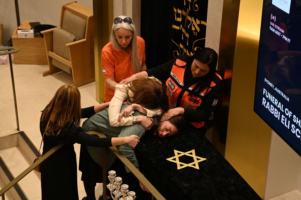 Σίδνεϊ: Αντιμέτωπος με 59 κατηγορίες ο 24χρονος δράστης της τρομοκρατικής επίθεσης στην παραλία Μπόνταϊ