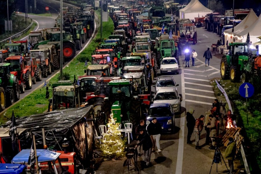 Κινητοποιήσεις: Το αγροτικό κίνημα «φουντώνει» - Ελλάδα, Γαλλία, Βρετανία και... μπλόκα στις Βρυξέλλες