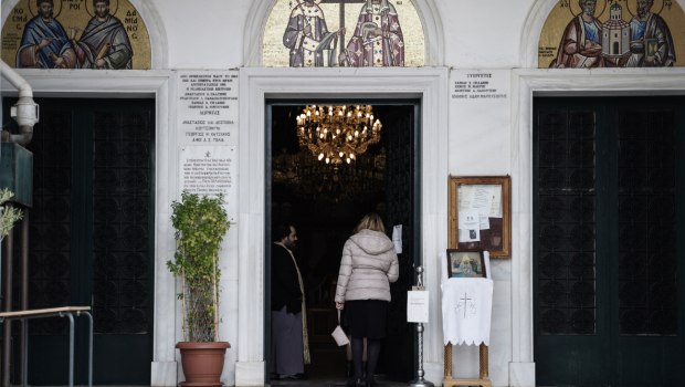 Κηρύγματα από άμβωνος κατά των «απατεώνων» ώστε να αντιληφθούν τον κίνδυνο οι ηλικιωμένοι