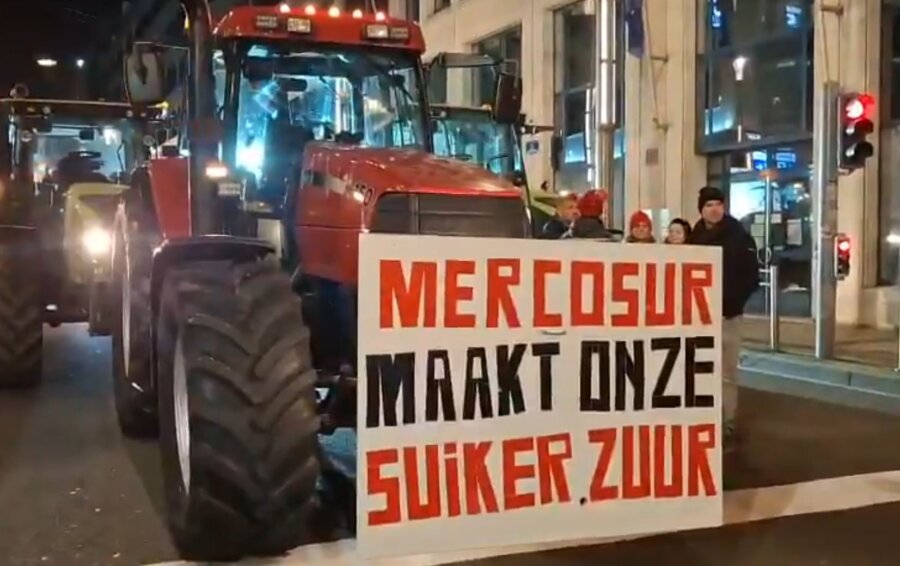 Αγρότες: Μπλόκα και στις Βρυξέλλες - Εκατοντάδες τρακτέρ παραταγμένα μπροστά από το Ευρωπαϊκό Συμβούλιο