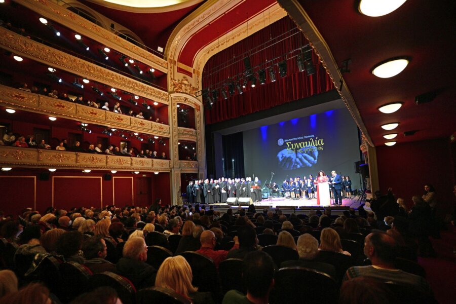 Ολυμπιακός: Προσφορά και αγάπη στην Ιερά Μητρόπολη του Πειραιά (pics)