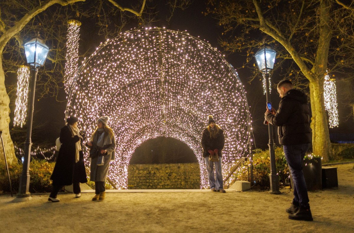 Το στολισμένο Ζάγκρεμπ της Κροατίας θα υποδεχθεί φέτος αρκετούς Έλληνες (Reuters)