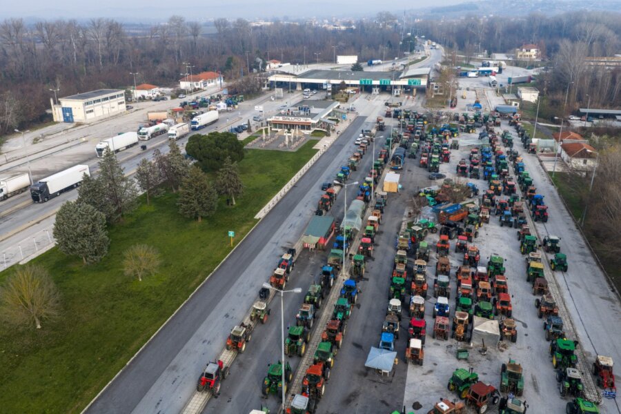 Αγρότες: Βήμα - βήμα οι επόμενες κινήσεις - «Πάγωσε» ο διάλογος, «ζεστάθηκαν» τα μπλόκα