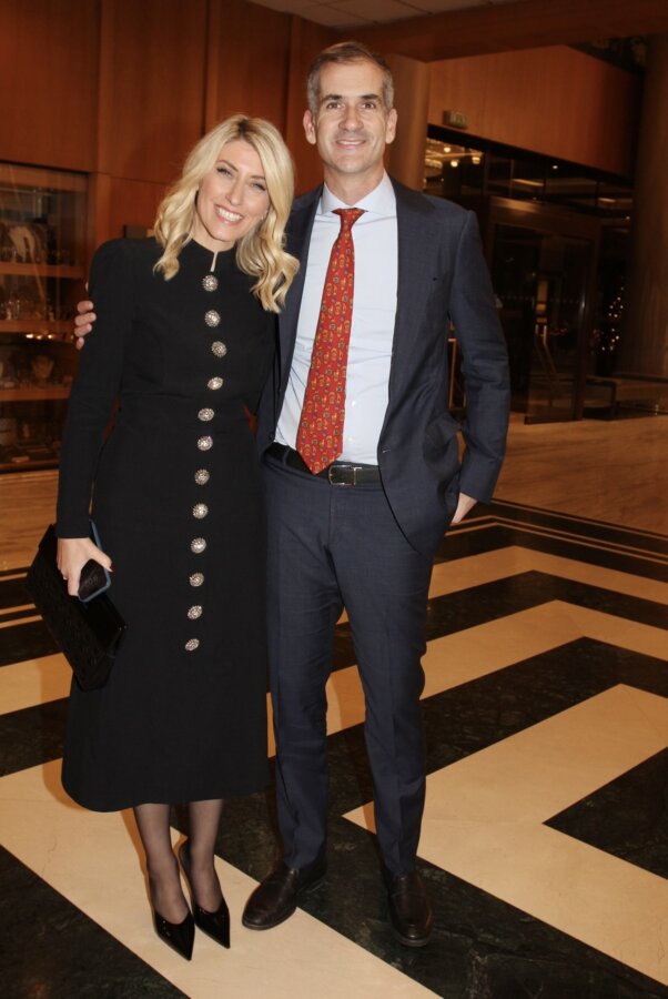 Σία Κοσιώνη – Κώστας Μπακογιάννης: Σπάνια κοσμική εμφάνιση στο χριστουγεννιάτικο δείπνο της Καλλιπάτειρας