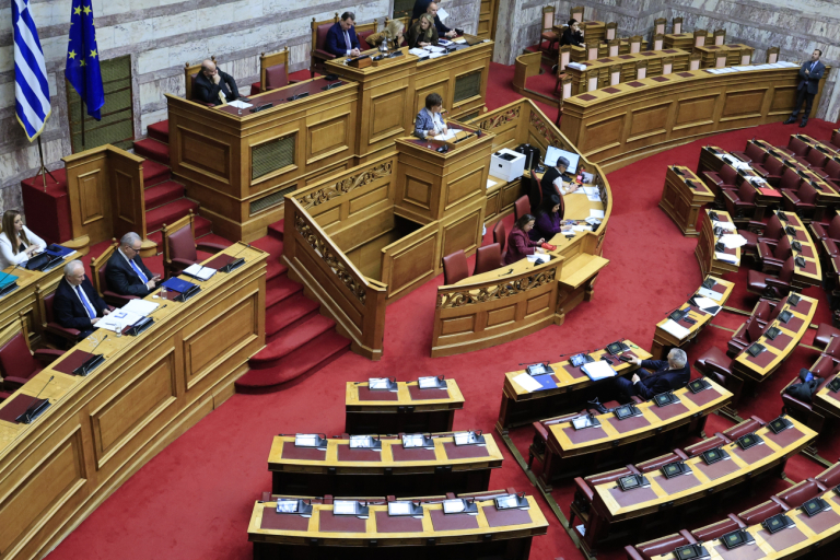 εικόνα που δείχνει την Ολομέλεια στη Βουλή κατά τη συζήτηση του νομοσχεδίου για τη μεταφορά του ΟΠΕΚΕΠΕ στην ΑΑΔΕ