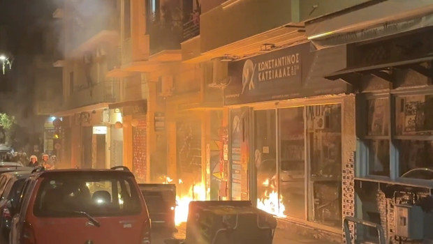 Εξάρχεια: Πεδίο μάχης με μολότοφ, χημικά, κρότου λάμψης και πυρκαγιές σε κάδους