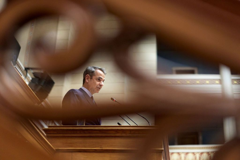 Σε ασφυκτικό κλοιό το Μαξίμου – Τέσσερα ανοιχτά μέτωπα ρίχνουν τις κυβερνητικές προσπάθειες αλλαγής ατζέντας στο κενό