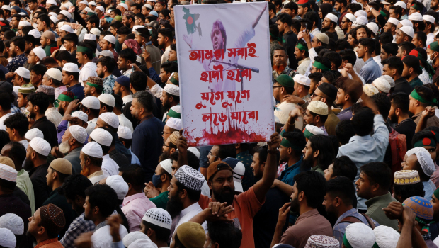 Πολιτική κρίση στο Μπαγκλαντές: Η δολοφονία του νεαρού ηγέτη Σαρίφ Χάντι προκαλεί κύμα βίας και αναταραχές