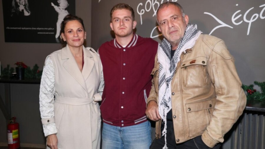 Πασχάλης Τσαρούχας - Θεοφανία Παπαθωμά: Σπάνια κοινή εμφάνιση με τον 19χρονο γιο τους, Αχιλλέα στο θέατρο