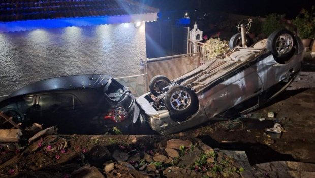 Τρομακτικό τροχαίο στο Αγρίνιο: Αυτοκίνητο τούμπαρε και προσγειώθηκε σε αυλή σπιτιού