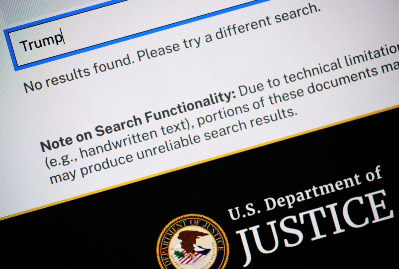 Αφαιρέθηκαν χωρίς εξήγηση φωτογραφίες από τα αρχεία Έπσταϊν – ανάμεσά τους και εικόνα με τον πρόεδρο των ΗΠΑ