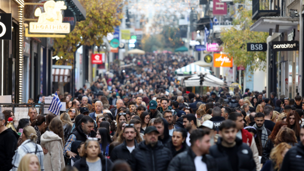 Κυριακή με ανοιχτά μαγαζιά: ​Κοσμοπλημμύρα στο κέντρο της Αθήνας για τα δώρα των εορτών