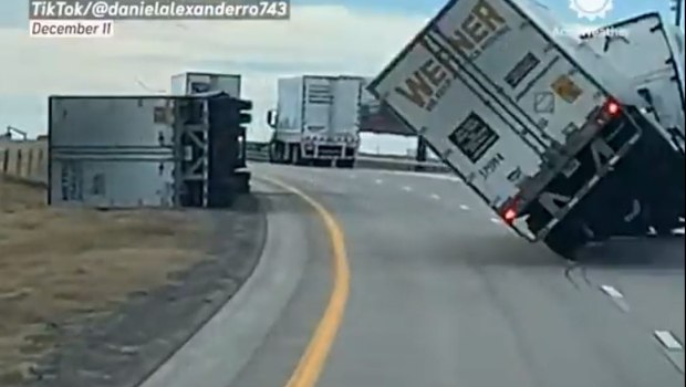 ΗΠΑ: Τρομακτικό βίντεο - Ριπές ανέμων ανατρέπουν νταλίκες σε αυτοκινητόδρομους